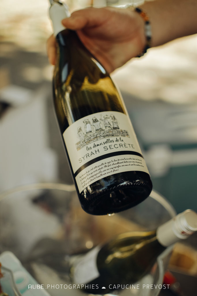 Les Demoiselles de la Syrah Secrète : La cuvée n°23 vendangée tôt (mi septembre), une vinification courte à température maitrisée pour extraire les arômes de fruits rouges, un vin très plaisant et appétant, un verre en appelant un autre !