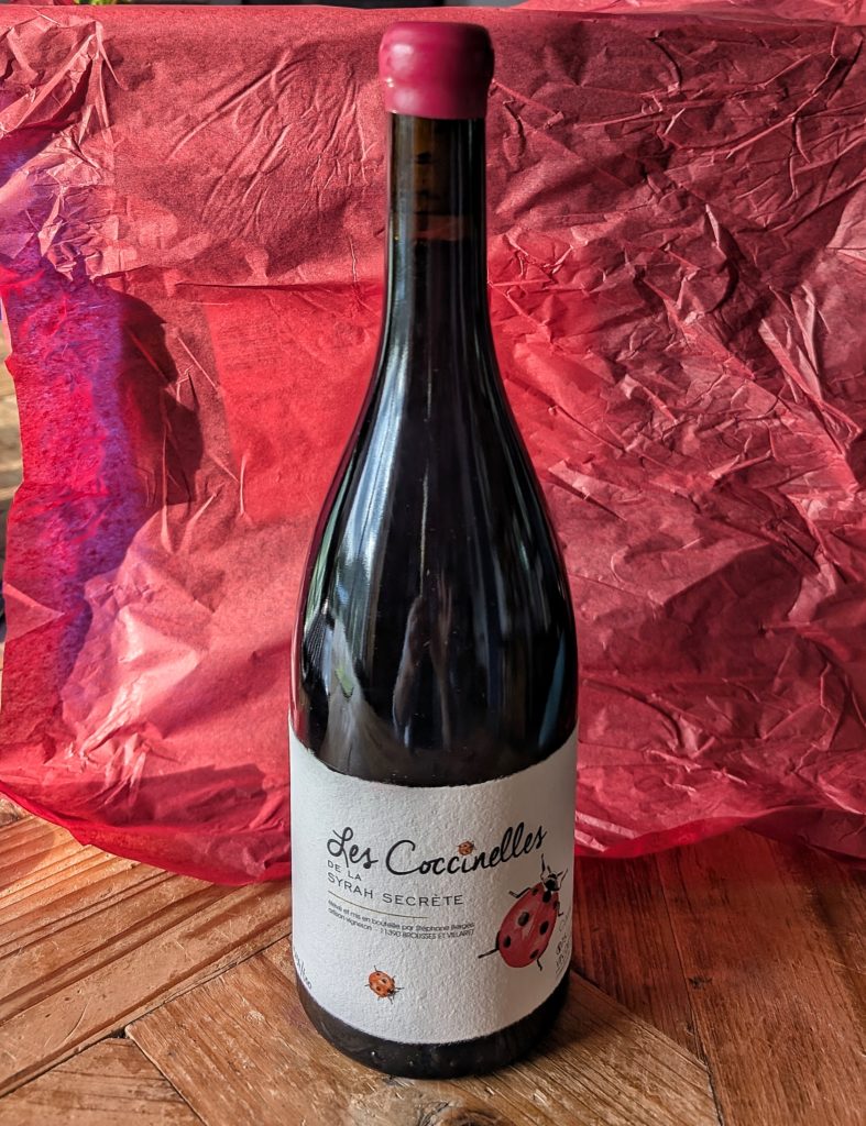 Les Coccinelles de la Syrah Secrète :  La Cuvée n°22 a été élevé pendant 22 mois en barriques de Novembre 2022 à Septembre 2024, ce vin très intimiste seulement 600 bouteilles (toutes numérotées) confinées dans un flacon original, habillées d’une étiquette Made in Brousses (provenance du Moulin à papier) chaque bouteille est revêtue d’un délicat papier de soie et sera enfermée dans une caisse en bois pour pouvoir se préparer religieusement à un long vieillissement.