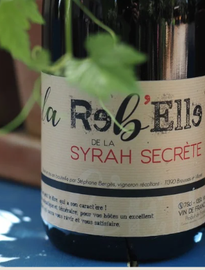 La Rebelle de la Syrah Secrète issue d’un assemblage d’un vin élevé en barriques pour moitié, qui lui apporte une charpente tannique et de la longueur en bouche..... il a son caractère ! À la fois aromatique et téméraire, il sera être un excellent partenaire qui saura vous ravir et vous satisfaire.